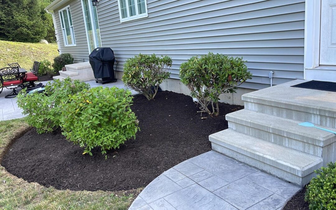 Professional Mulching & Garden Bed Maintenance Services in Newtown, CT